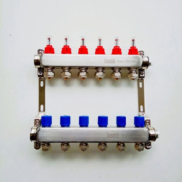 6 Ağızlı Yerden Isıtma Kollektör seti, Paslanmaz, Gidiş Debimetreli, Dönüş Manuel (aç/kapa), manuel hava purjörleri üzerinde, askı kelepçe seti dahil,  Bağlantı (16x2 Pex)