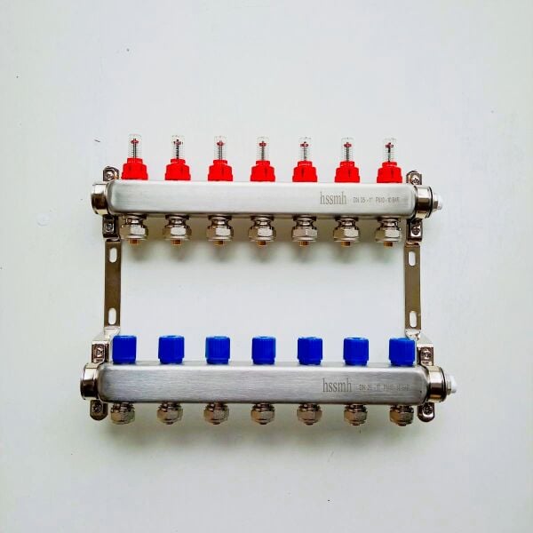 7 Ağızlı Yerden Isıtma Kollektör seti, Paslanmaz, Gidiş Debimetreli, Dönüş Manuel (aç/kapa), manuel hava purjörleri üzerinde, askı kelepçe seti dahil,  Bağlantı (16x2 Pex)
